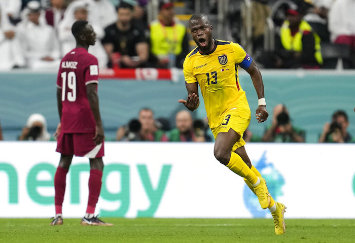 El capitán de Ecuador, Enner Valencia, celebra tras anotar su segundo gol el anfitrión ante Qatar en el partido inaugural de la Copa del Mundo en el estadio Al Bayt de Al Khor, 20 de noviembre 2022.