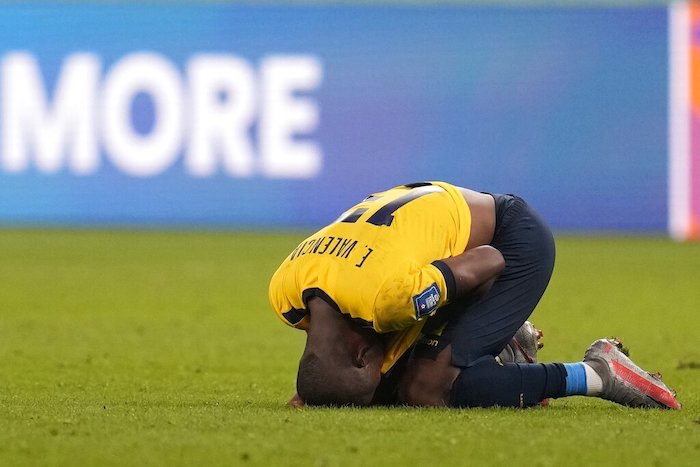 Enner Valencia reacciona tras perder en su último partido del Grupo A del Mundial frente a Senegal, en el estadio Jalifa Internacional, en Doha, Qatar, el 29 de noviembre de 2022. 