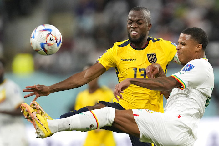 Formose Mendy de Senegal, a la derecha, y Enner Valencia de Ecuador disputan el balón durante el partido por el Grupo A de la Copa Mundial en el Estadio Internacional Jalifa en Doha, Qatar, el martes 29 de noviembre de 2022.