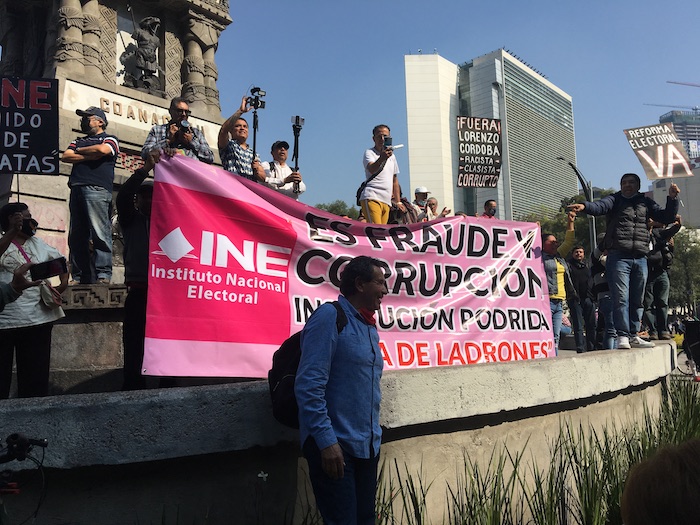 Durante el recorrido de la marcha, se registró la presencia de un grupo a favor de la Reforma Electoral del Presidente Andrés Manuel López Obrador.