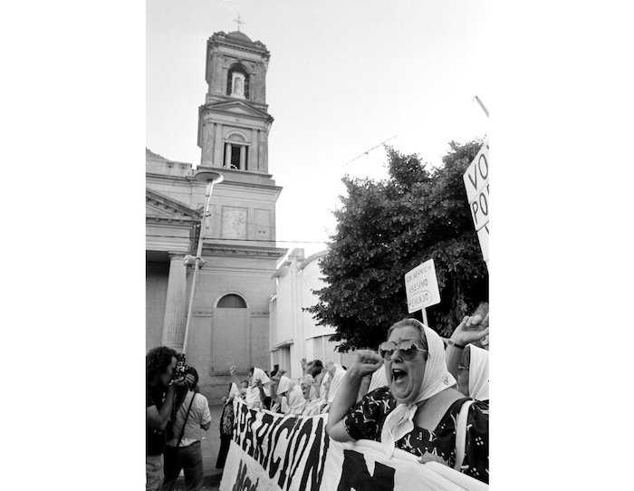 Hebe de Bonafini, líder de las Madres de la Plaza de Mayo (d) en una protesta en Bragado, Argentina, el 28 de noviembre de 1988.