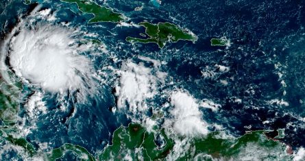 Imagen satelital tomada a las 8:40 a.m. hora de la Costa Este de Estados Unidos y proporcionada por la NOAA muestra la tormenta tropical "Lisa" en el mar Caribe, debajo de Cuba, el martes 1 de noviembre de 2022. Se pronostica que el ojo de "Lisa" tocará tierra en América Central como posible huracán.