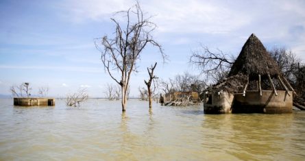 En esta imagen de archivo, un viejo hotel anegado por el aumento del nivel del agua en el lago Baringo, en Kampi ya Samaki, Kenia, el 20 de julio de 2022.