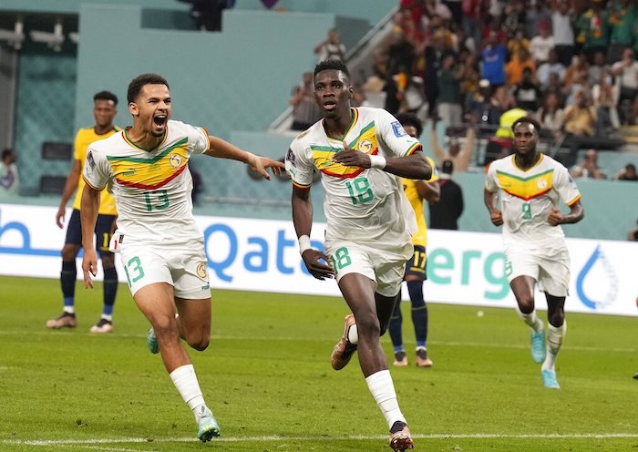 Ismaila Sarr (derecha) celebra con sus compañeros después de anotar un penal para Senegal en el partido contra Ecuador por el Grupo A del Mundial, el martes 29 de noviembre de 2022, en Doha, Qatar.