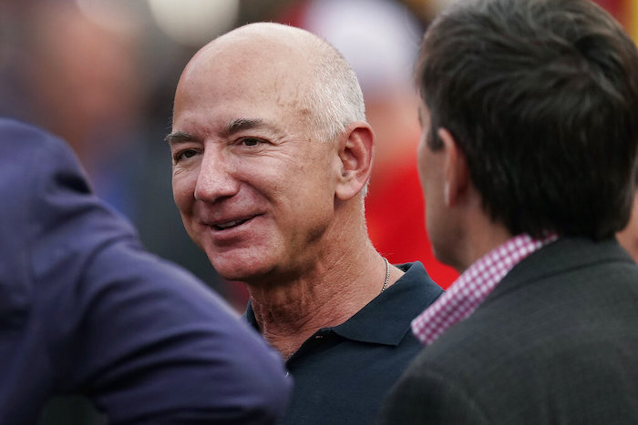 Jeff Bezos, fundador de Amazon, conversa antes del inicio de un partido de la NFL, el 15 de septiembre de 2022, en Kansas City, Missouri. 