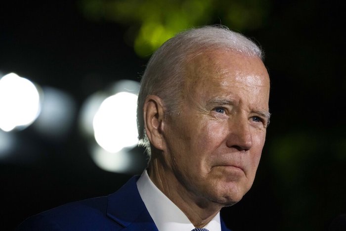 El Presidente estadounidense Joe Biden escucha una pregunta de la prensa a las márgenes de la cumbre del Grupo de los 20 en Bali, Indonesia, el 14 de noviembre de 2022.