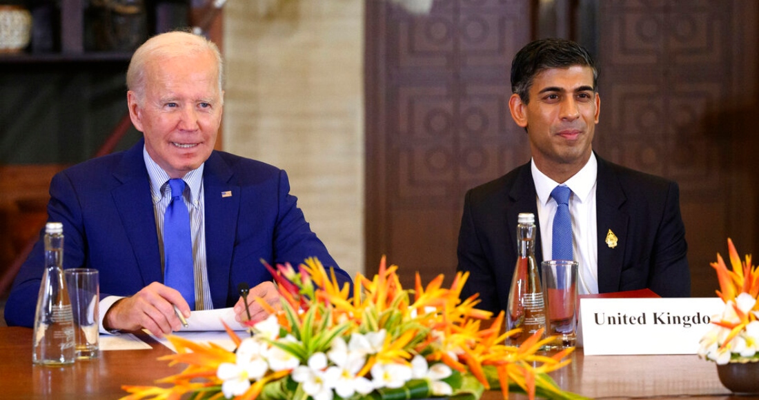 El Presidente de Estados Unidos, Joe Biden, a la izquierda, y el Primer Ministro británico, Rishi Sunak, asisten a una reunión de emergencia de líderes del G20 después de que cayera un misil en Polonia, cerca de la frontera ucraniana, el miércoles 16 de noviembre de 2022, en Nusa Dua, Indonesia.