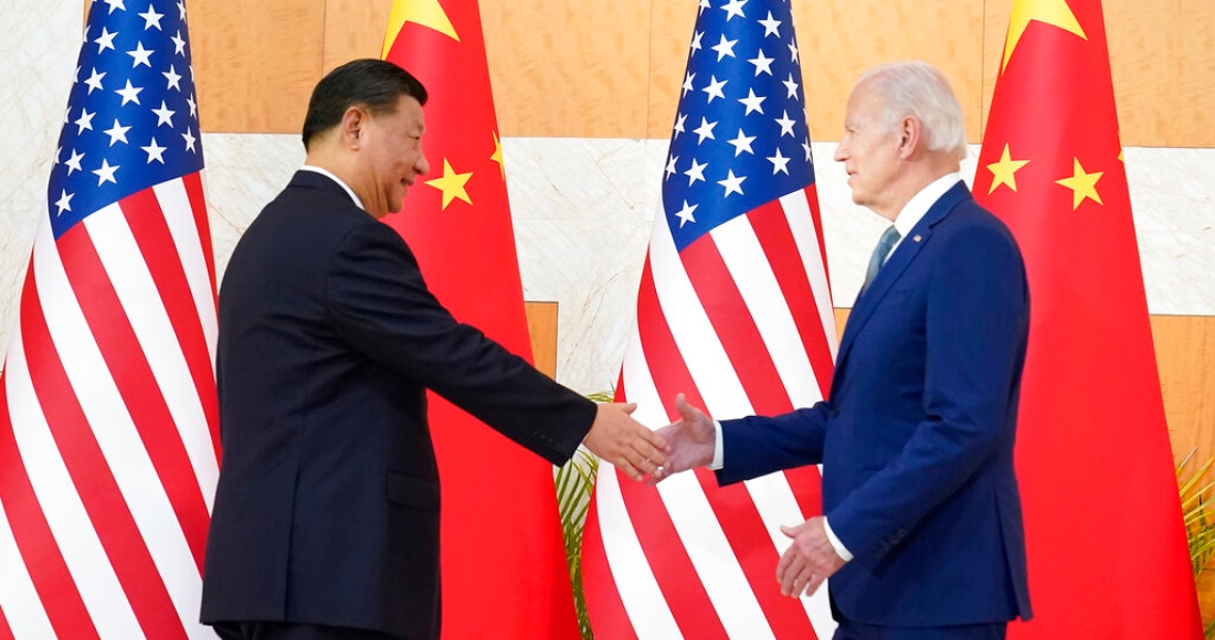 El Presidente de Estados Unidos, Joe Biden, a la derecha, estrecha la mano del Presidente de China, Xi Jinping, en una reunión en un aparte de la cumbre del G20, el lunes 14 de noviembre de 2022 en Nusa Dua, Bali, Indonesia.