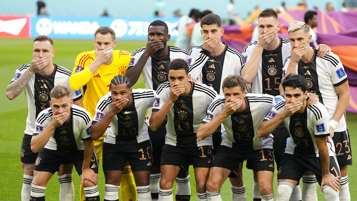 Los jugadores de Alemania se tapan la boca previo al partido contra Japón por el Grupo E del Mundial, el miércoles 23 de noviembre de 2022, en Doha, Qatar.