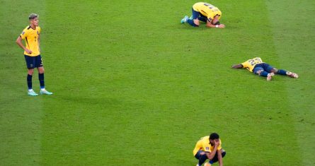 Jugadores de Ecuador reaccionan tras perder por 2-1 en su último partido del Grupo A del Mundial frente a Senegal, en el estadio Jalifa Internacional, en Doha, Qatar, el 29 de noviembre de 2022.