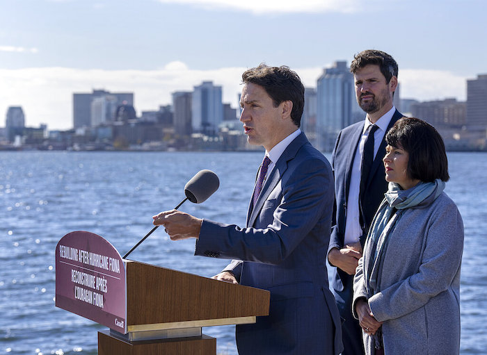 El Primer Ministro canadiense Justin Trudeau anuncia apoyos para las víctimas de la tormenta tropical "Fiona" en Dartmouth, Nueva Escocia, el martes 4 de octubre de 2022, acompañado del Ministro de Inmigración, Sean Fraser, y la Ministra responsable de la Agencia de Oportunidades Atlántico-Canadá.