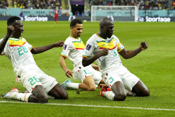 Kalidou Koulibaly de Senegal, a la derecha, celebra con sus compañeros al marcar el segundo gol de su equipo en el partido contra Ecuador por el Grupo A de la Copa Mundial en el Estadio Internacional Jalifa en Doha, Qatar, el martes 29 de noviembre de 2022.