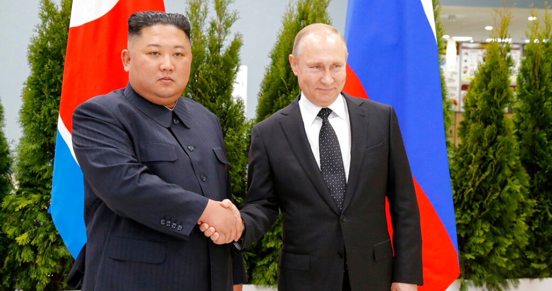 El Presidente ruso Vladímir Putin y el líder de Corea del Norte Kim Jong Un se estrechan las manos durante un encuentro en Vladivostok, Rusia, el 25 de enero del 2019.