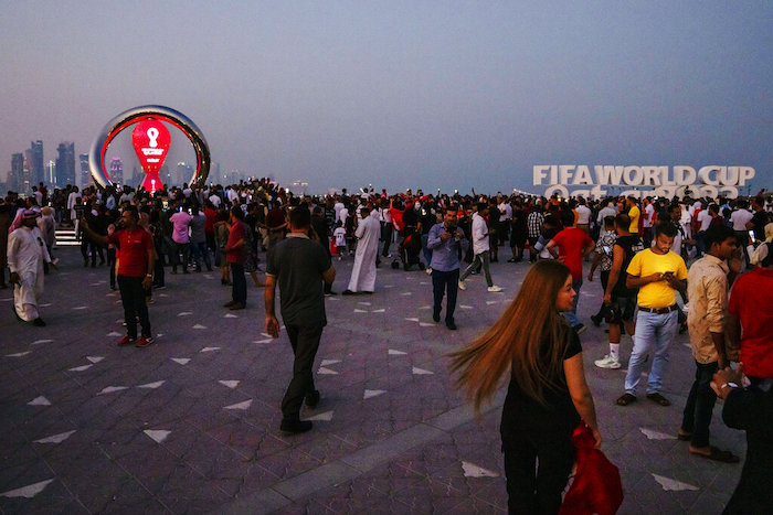 La gente se saca fotos frente al reloj con la cuenta regresiva del Mundial de Qatar 2022 en la Corniche de Doha, el viernes 21 de octubre de 2022.