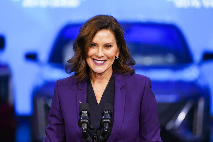 La Gobernadora de Michigan, Gretchen Whitmer, habla en el Salón Internacional Norteamericano del Automóvil en Detroit, 14 de setiembre de 2022.