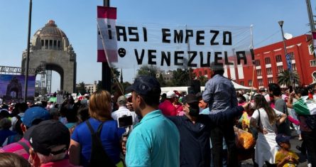 Letrero en la marcha en defensa del INE.