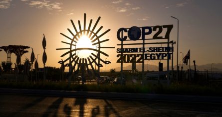 El sol se pone detrás del logotipo de la COP27 afuera de la sede de la Cumbre Climática de la ONU COP27, el sábado 12 de noviembre de 2022, en Sharm el-Sheikh, Egipto.