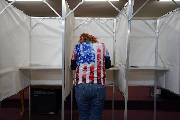 Loretta Myers llena su boleta en una casilla de votación en Fayetteville, Pensilvania, el martes 8 de noviembre de 2022.