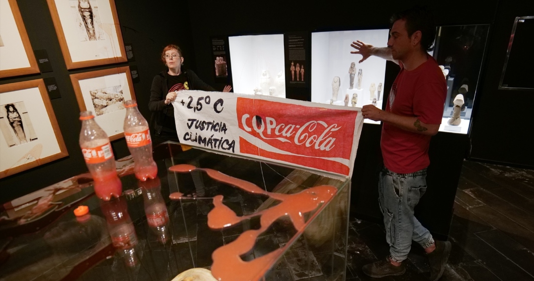 Los dos activistas que han manchado vitrinas y paredes del Museu Egipci de Barcelona en señal de protesta por la emergencia climática.