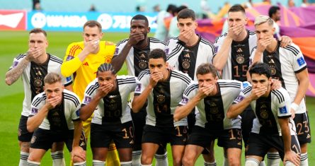 Los jugadores de Alemania se tapan la boca previo al partido contra Japón por el Grupo E del Mundial, el miércoles 23 de noviembre de 2022, en Doha, Qatar.