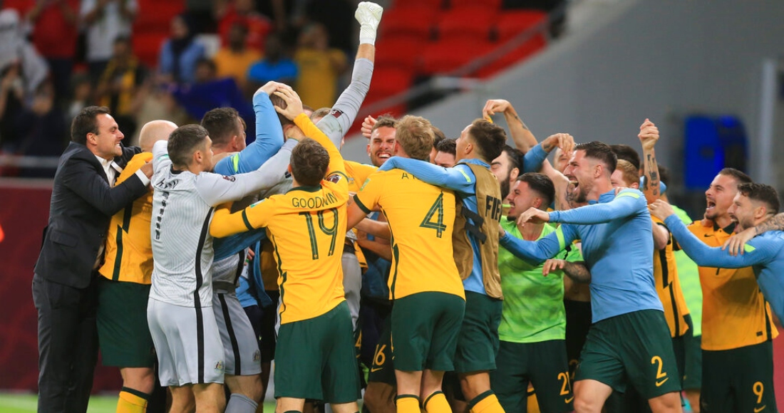 Los jugadores de Australia celebran tras derrotar por penales a Perú en un repechaje por el boleto a la Copa Mundial en Al Rayyan, Qatar, el 13 de junio de 2022.