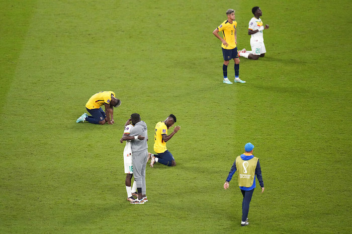 Los jugadores de Senegal celebran su victoria por 2-1 en la última jornada del Grupo A del Mundial contra Ecuador, en el estadio Jalifa Internacional, en Doha, Qatar, el 29 de noviembre de 2022.