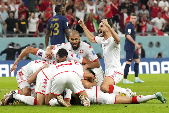 Los jugadores de Túnez celebran el gol de Wahbi Khazri para la victoria 1-0 ante Francia en el partido por el Grupo D del Mundial, el miércoles 30 de noviembre de 2022, en Rayán, Qatar.