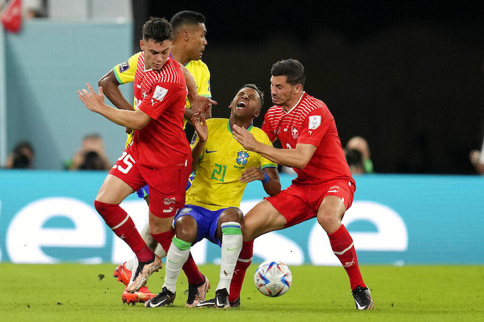 Los suizos Fabian Rieder (izquierda) y Remo Freuler marcan al brasileño Rodrygo durante el partido por el Grupo G del Mundial, el lunes 28 de noviembre de 2022, en Doha, Qatar.