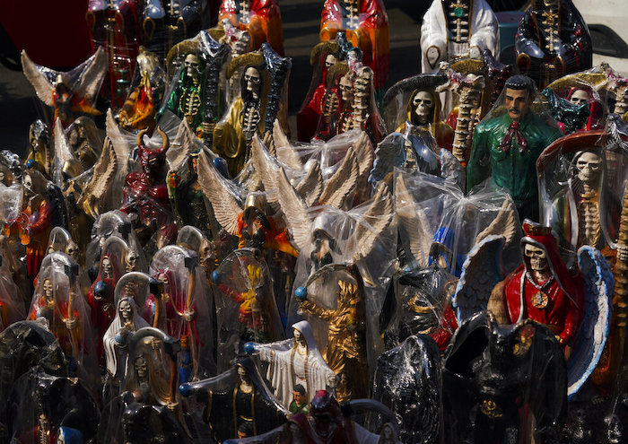 Los vendedores exhiben estatuas ornamentadas de "La Santa Muerte", en el barrio de Tepito de la Ciudad de México, el martes 1 de noviembre de 2022.