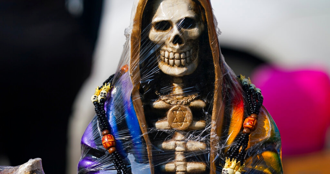 Los vendedores exhiben estatuas ornamentadas de "La Santa Muerte", en el barrio de Tepito de la Ciudad de México, el martes 1 de noviembre de 2022. La Santa Muerte es una imagen de culto y un santo popular, una personificación de la muerte, asociada con la curación, la protección y la entrega segura al más allá por parte de sus devotos.