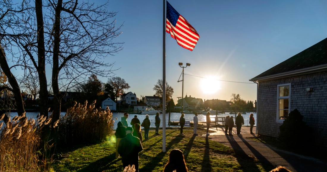 Los votantes hacen fila para emitir su voto en las elecciones de medio mandato en el Aspray Boat House en Warwick, Rhode Island, el martes 8 de noviembre de 2022.