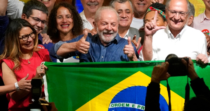 El expresidente brasileño Luiz Inácio Lula da Silva festeja con su esposa Rosangela Silva, izquierda, y su compañero de fórmula Geraldo Alckmin, derecha, luego de que la autoridad electoral dijo que venció al Presidente Jair Bolsonaro para convertirse en el próximo mandatario del país, el domingo 30 de octubre de 2022, en Sao Paulo, Brasil.