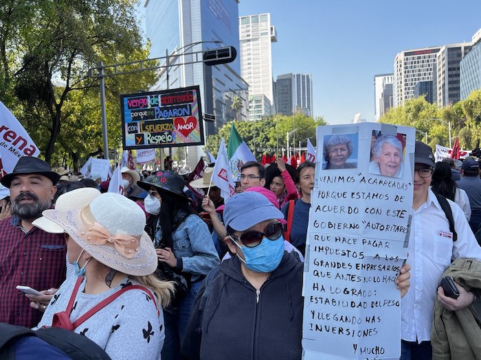 Las y los participantes de la movilización también aprovecharon para hacer referencia en sus carteles a los dichos de la oposición de que la marcha estaría llena de "acarreados".