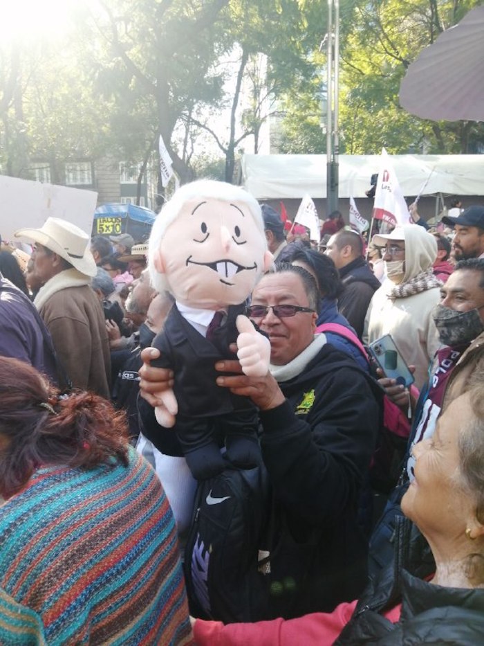 Entre los objetos que traía la multitud no podían faltar los peluches o muñecos con la imagen del Presidente Andrés Manuel López Obrador.