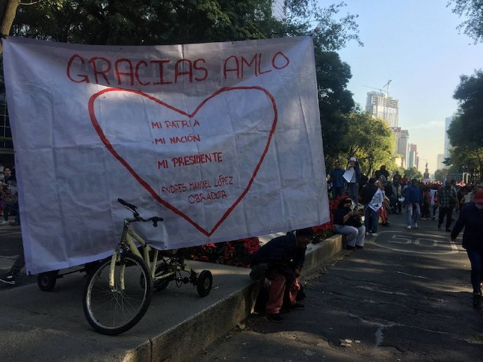 Las muestras de cariño, apoyo y agradecimiento se hicieron presentes entre los participantes de la marcha al Zócalo de la Ciudad de México.