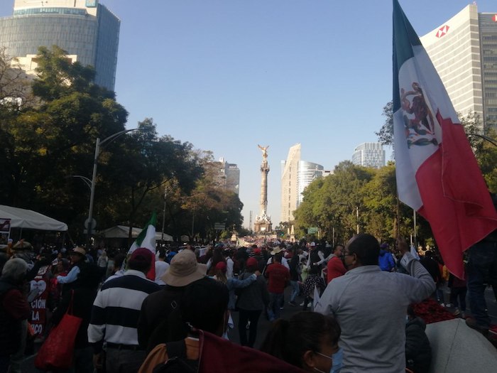 La gente comenzó a avanzar hacia el Zócalo de la Ciudad de México pasadas las 9:00 horas de este domingo.