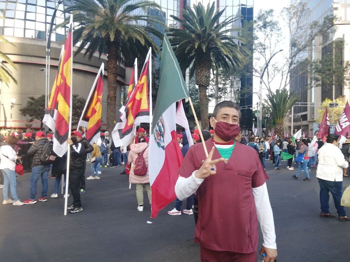 Desde muy temprana hora, simpatizantes del Presidente Andrés Manuel López Obrador comenzaron a congregarse en avenida Paseo de la Reforma para participar en la marcha rumbo al Zócalo de la Ciudad de México.