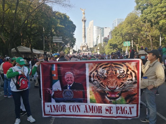 En las pancartas de apoyo al Presidente Andrés Manuel López Obrador también se citaban algunas de sus frases más famosas, como "Amor con amor se paga".