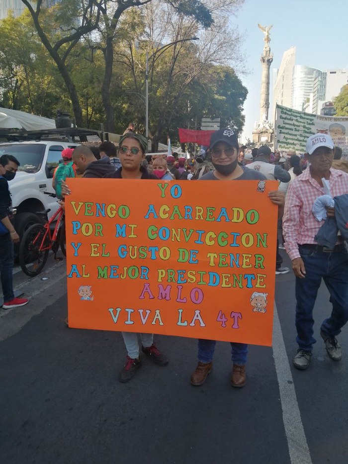 Las personas mostraron durante la marcha su apoyo al movimiento de transformación que encabeza el Presidente Andrés Manuel López Obrador.