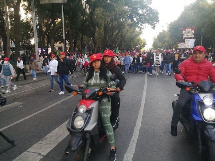 En el inicio de las concentraciones para la marcha, se pudo observar a algunas y algunos simpatizantes a bordo de motocicletas.