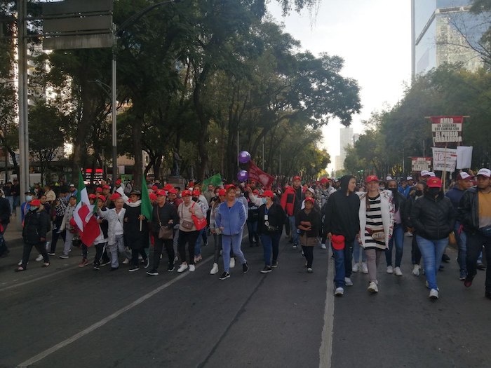 Cantos, porras, maracas y fiesta, se perciben durante la mañana de este domingo, así como un ambiente de algarabía, al que cada vez más personas se han sumado.