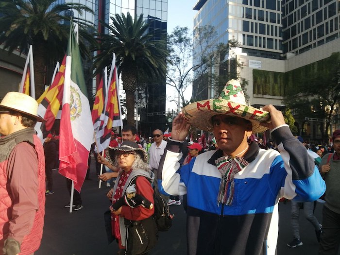 Un hombre que participó en la marcha llevaba un tradicional sombrero con el nombre de "México" pintada con los tres colores de la Bandera.