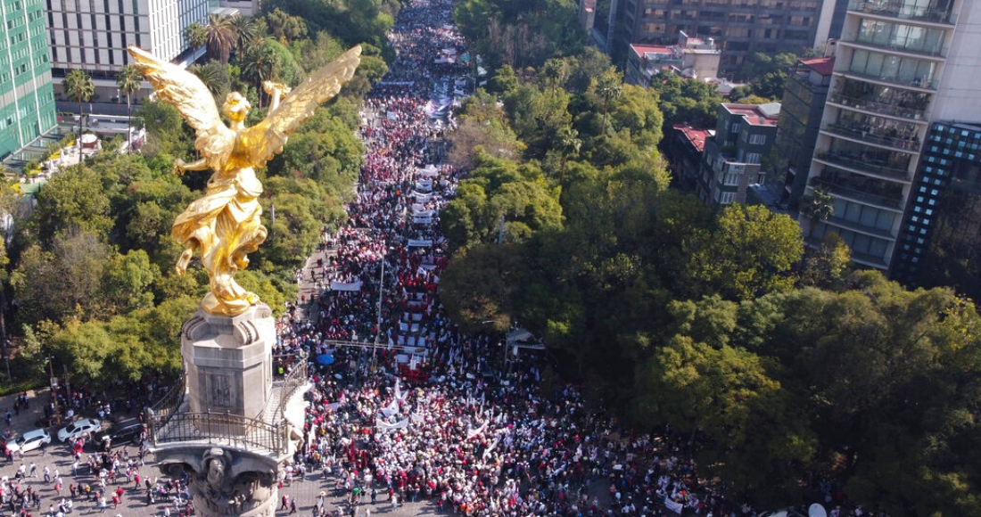 Simpatizantes del Presidente mexicano Andrés Manuel López Obrador marchan para apoyar su Gobierno el domingo 27 de noviembre de 2022, en la Ciudad de México.