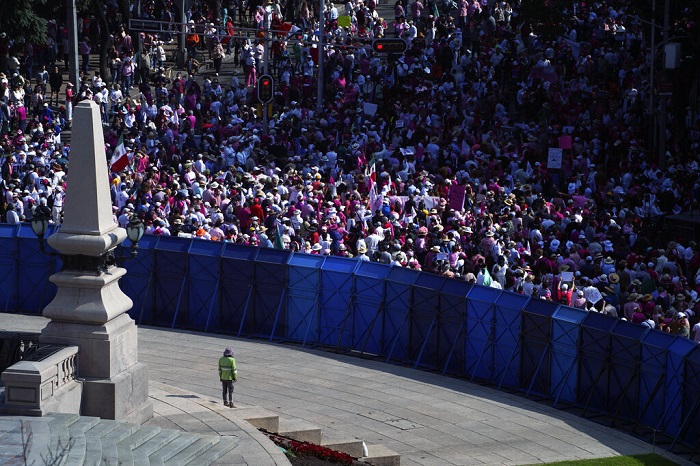 Organizaciones ciudadanas en una protesta en el Ángel de la Independencia en apoyo al Instituto Nacional Electoral (INE) después de que el Presidente de México Andrés Manuel López Obrador impulsó una iniciativa para reformar al organismo, el domingo 13 de noviembre de 2022, en la Ciudad de México.