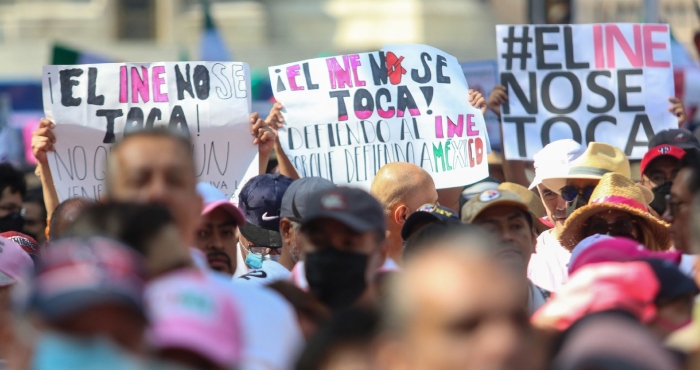 Ciudadanos marcharon en defensa del INE, ya que señalan que la Reforma Electoral promovida por el Ejecutivo, Andrés Manuel López Obrador, atenta contra la democracia y autonomía del Instituto Nacional Electoral (INE).