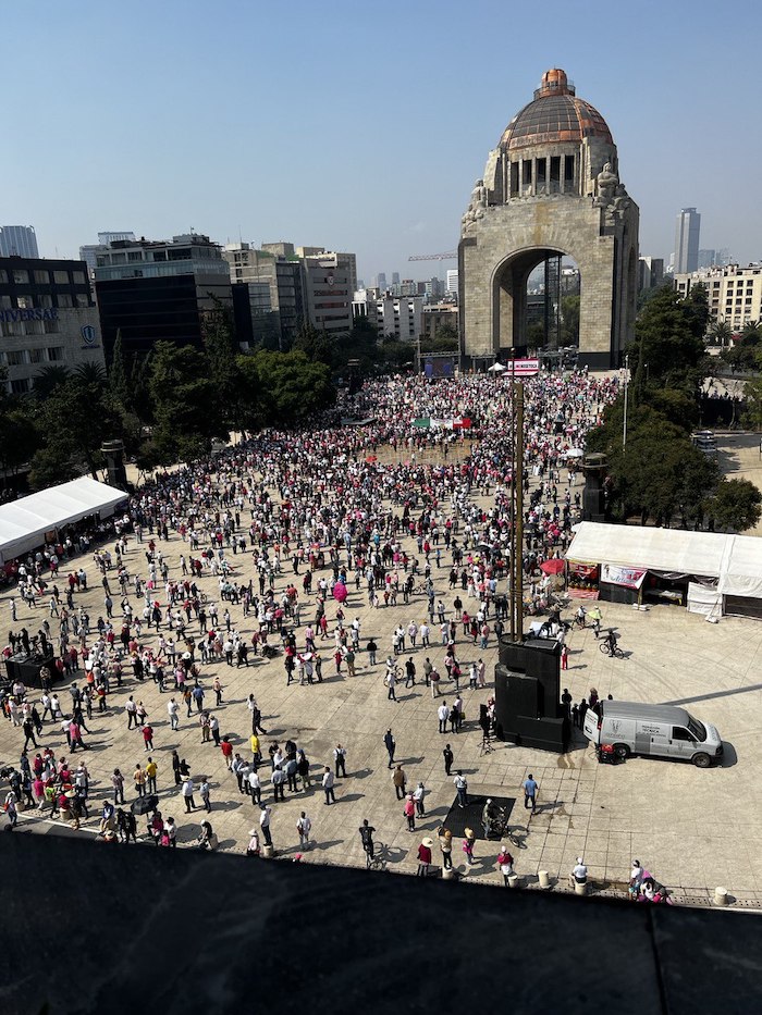 Loa alrededores del Monumento a la Revolución a las 11:07 horas de este domingo, cuando comenzaban a llegar algunos contingentes.