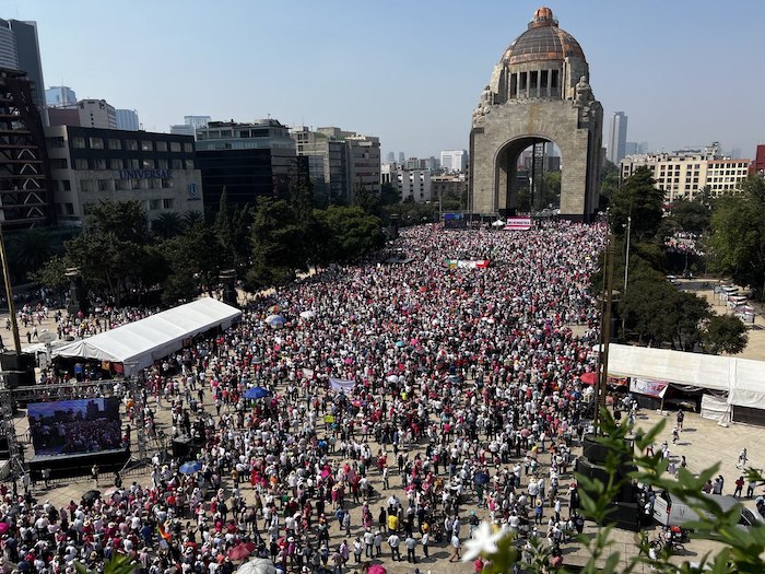 Varios de los contingentes de la marcha convocada en defensa del Instituto Nacional Electoral (INE) ya congregados a las 11: 26 horas en el Monumento a la Revolución.