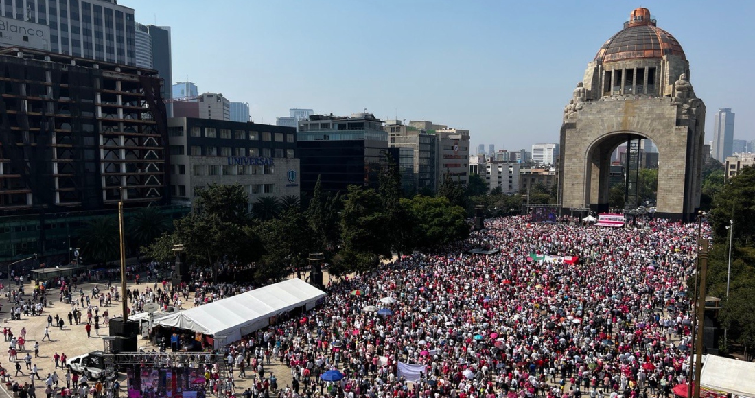 Marcha en defensa del INE en el Monumento a la Revolución.