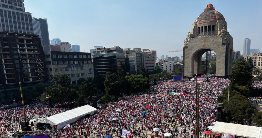 Reunidos en la plancha del icónico símbolo de la Justa Armada de 1910, un arco del Siglo XIX, los manifestantes lanzaron consignas contra el Presidente Andrés Manuel López Obrador, a quien en sus pancartas acusan de ser un dictador, de destruir las instituciones, de querer reelegirse y/o de querer seguir en el poder a perpetuidad, pero por la vía de un sucesor.