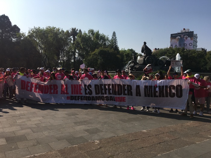 Desde antes de las 10:30 horas, jóvenes de la organización Unid@s repartieron playeras para las y los asistentes en las que se lee la frase "marcha por la democracia".